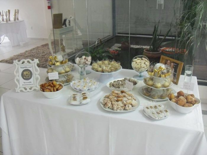 Mesa de gostosuras, biscoitos caseiros e doces