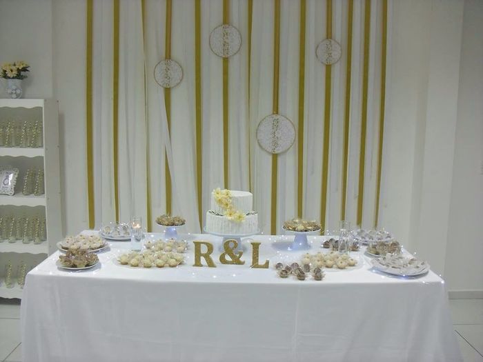 Mesa principal, fundo com fitas e bastidores com renda DIY