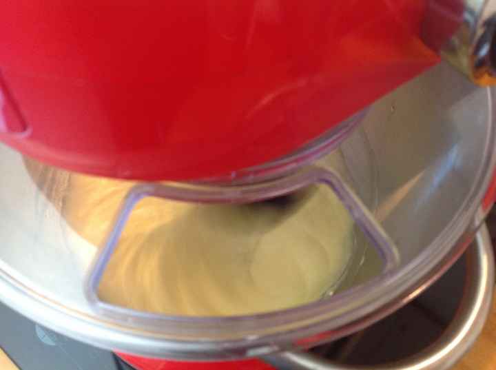 Coloque os ovos, margarina (ambos em temperatura ambiente) e o açúcar e bata até formar um creme cla