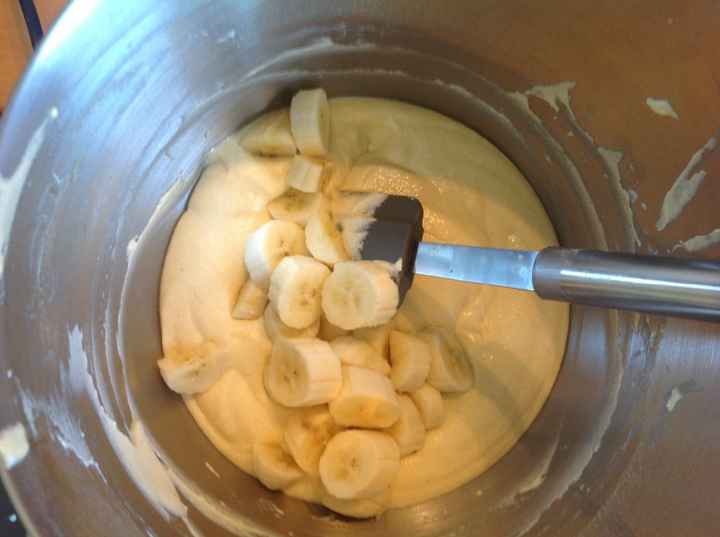 Retire a tigela da batedeira e adicione o fermento e misture manualmente, adicione a banana