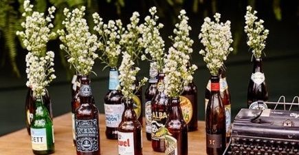 Garrafas de cerveja com rótulos