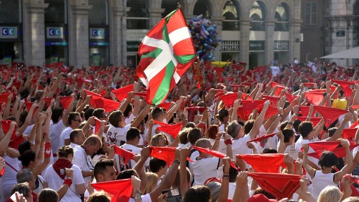 No festival todo mundo se veste de branco com um lenço vermelho no pescoço e uma faixa vermelha na c