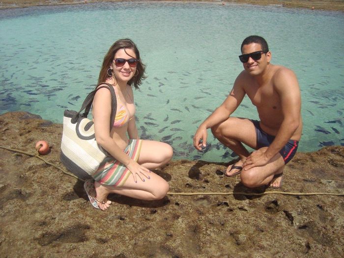Alimentando os peixinhos nas piscinas naturais 