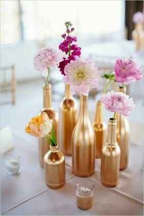 Garrafas com flores para arranjos de mesas