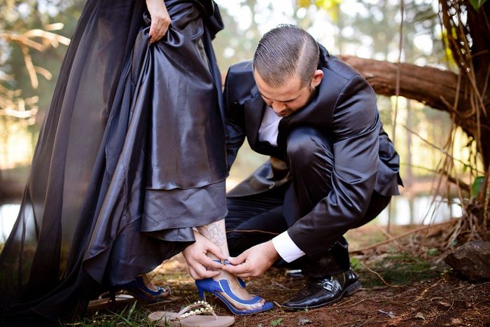 Me ajudando com os sapatos 
