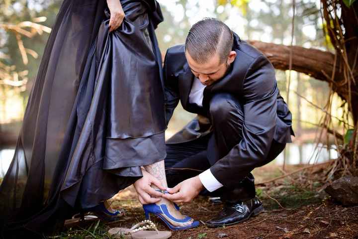 Me ajudando com os sapatos 
