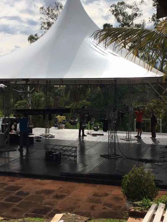 A PISTA DO DJ FICOU EM CIMA DA PISCINA, NESSA HORA AINDA NÃO TINHA CHOVIDO E NÃO TINHA FECHAMENTO NA
