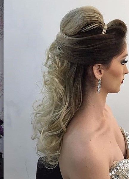 Esse eu ameeeei, e colocaria uma tiara onde está aquela trancinha