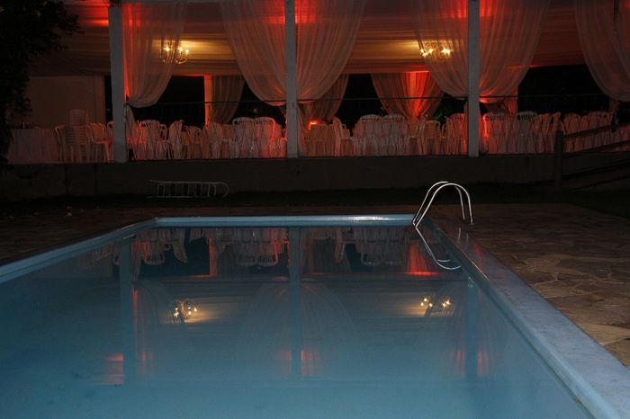 visão da piscina e do salão