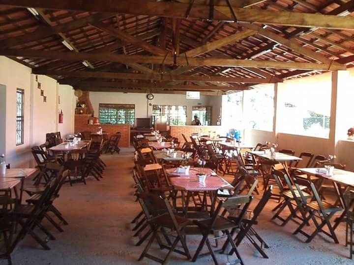 o salão com mesas ( essas mesas não são do local, essa foto é de um evento que foi feito lá)