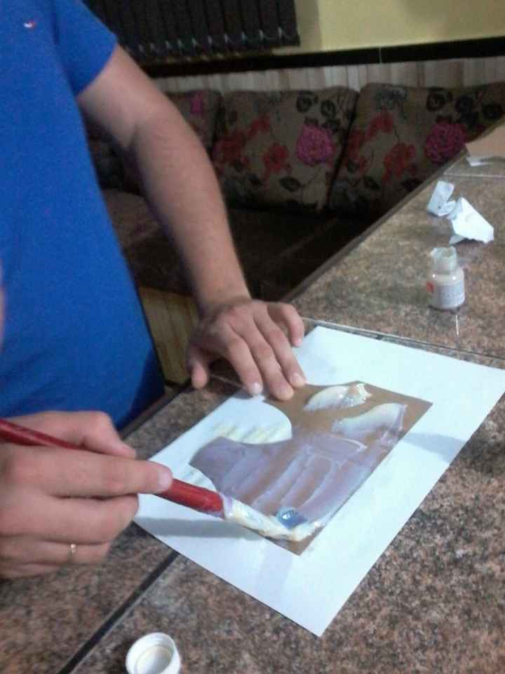 noivo ajudando 