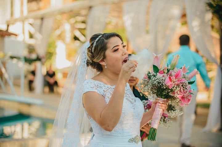 comendo algodão doce enquanto os padrinhos tiravam foto