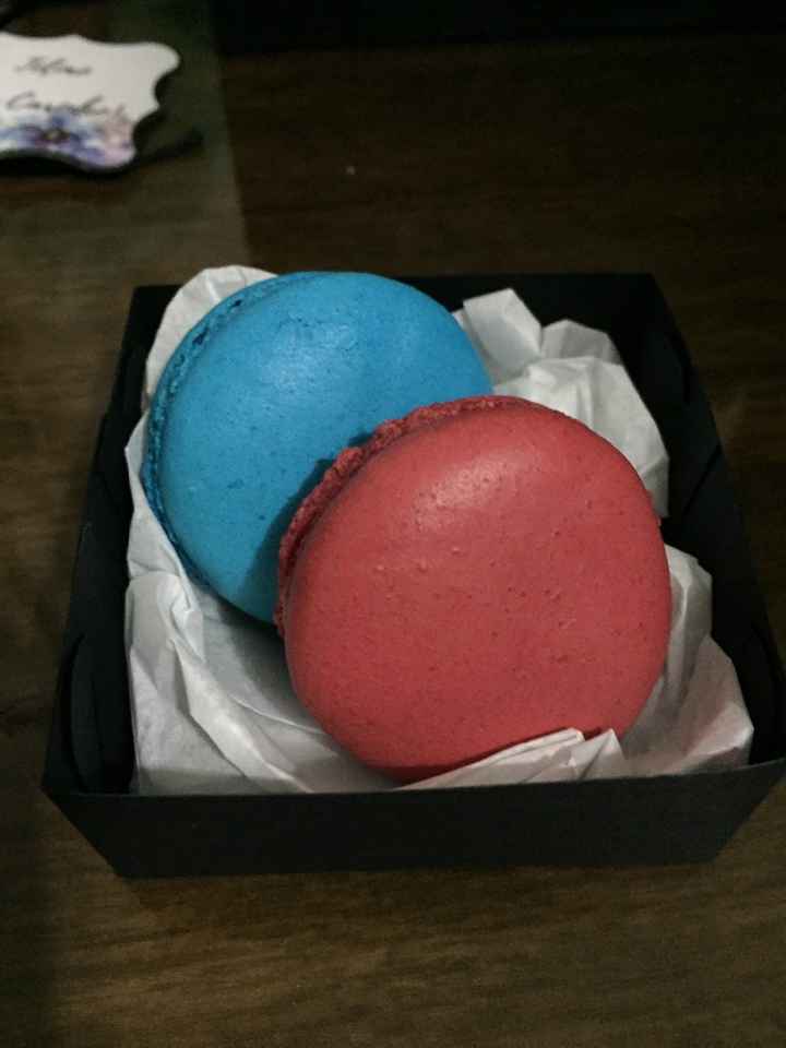 Macarons Deliciosos! O azul é de Leite Condensado e o Vermelho é de Frutas Vermelhas.