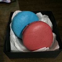 Macarons Deliciosos! O azul é de Leite Condensado e o Vermelho é de Frutas Vermelhas.
