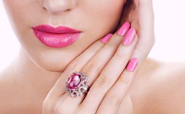 E um detalhe especial que é esse esmalte para combinar com sua make rsrs