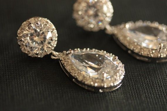 Esses brincos lindos em modelo gota para combinar com a pulseira