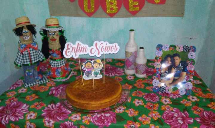 Ornamentação simples, mas feita com muito carinho. Optamos por um tradicional bolo de milho, típico 