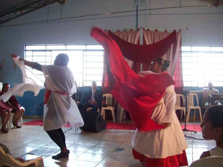 Minha mãe e eu adorando ao Senhor através da dança!!!
