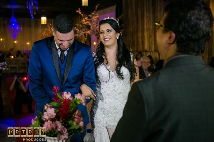 O momento que seu noivo quase derruba a mesa do pastor kk