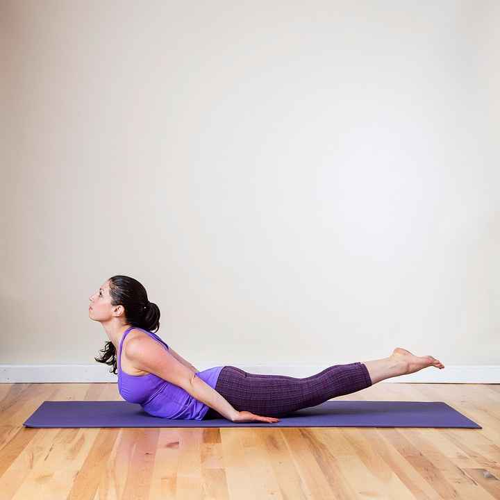 Pose do gafanhoto (Salabhasana)
