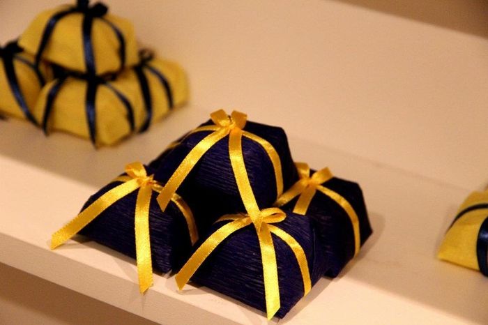 Azul marinho e amarelo