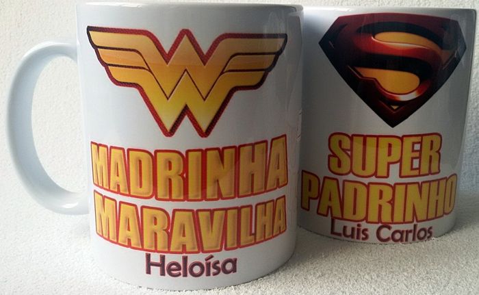 A caneca com um cartão e uns bombons ou pão de mel <img class=