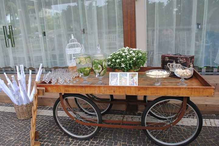 mesacleta (com águas saborizadas e alguns petiscos)