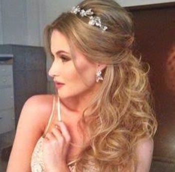 Penteado e acessório de cabelo (tiara)