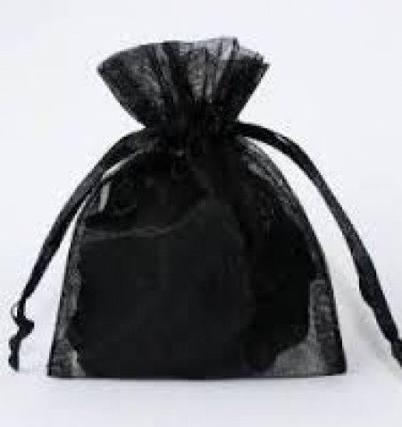Saquinho de organza preto.