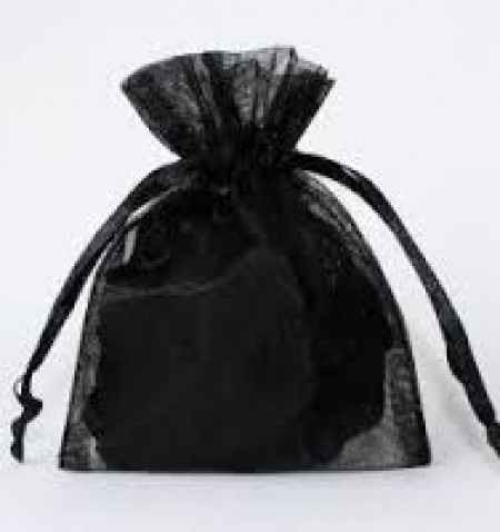 Saquinho de organza preto.