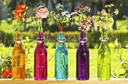 Arranjos de flores em garrafas