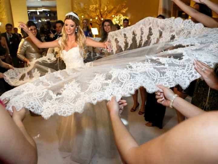 Noiva irradiando beleza e alegria com seu vestido de noiva