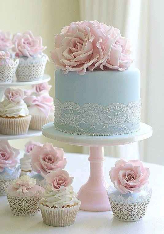 Decoração de casamento azul para doces com flores