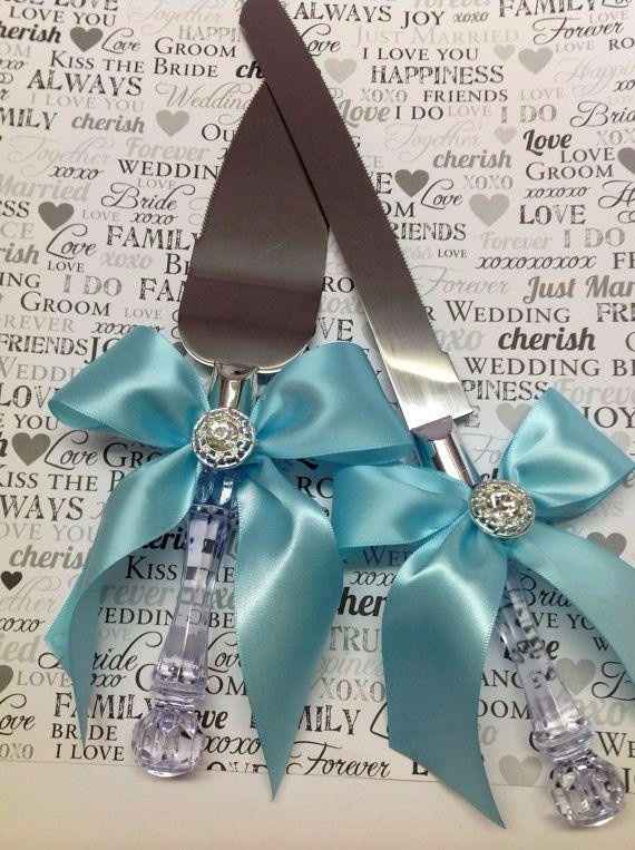 Decoração de casamento azul para talheres do bolo