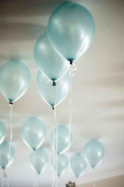 Decoração de casamento azul com balões tipo bexiga suspenso no teto