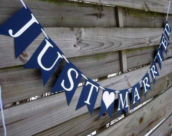 Decoração de casamento azul com bandeirinha com frase