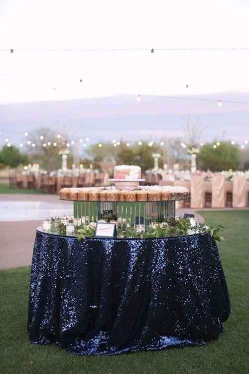 Decoração de casamento azul para mesa com toalha de lantejoula