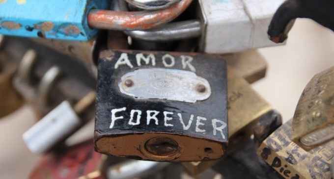 Escreva o nome de vocês no cadeado do amor