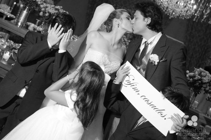 Pajens e daminha com vergonha do beijo dos noivos. Enfim casados!!!