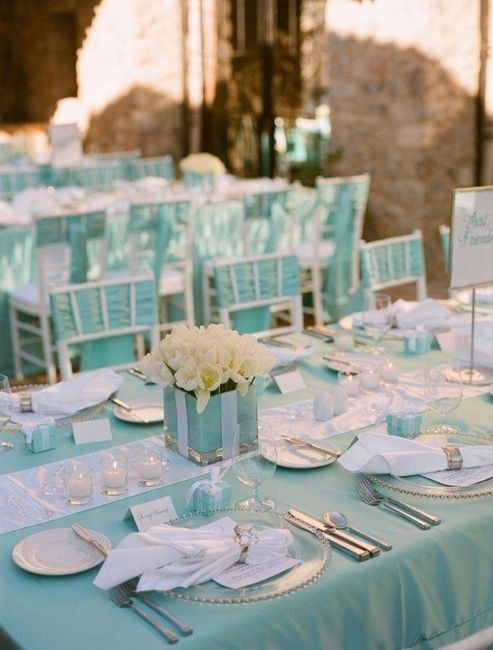 Decoração de casamento azul para mesa retangular de convidado