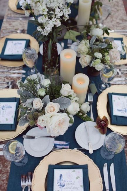 Decoração de casamento azul com velas e flores na mesa