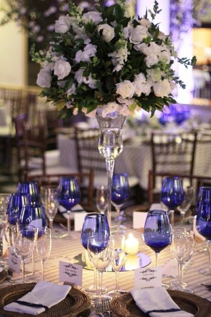 Decoração de casamento azul com taças e vaso de flores alto