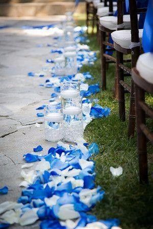 Decoração de casamento azul com pétalas sobre o chão