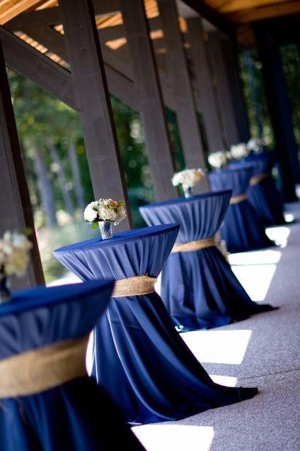 Decoração de casamento azul para mesas pequenas e altas