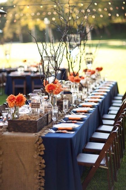 Decoração de casamento azul com mesa longa para convidados