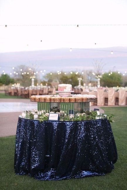 Decoração de casamento azul para mesa com toalha de lantejoula