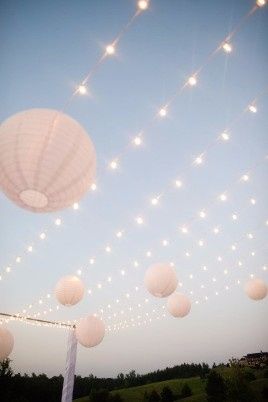 Decoração: Branca com luzes douradas