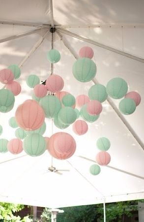 A decoração suspensa com luminárias japonesas