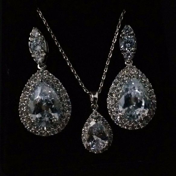 Conjunto de brincos e colar