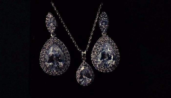 Conjunto de brincos e colar